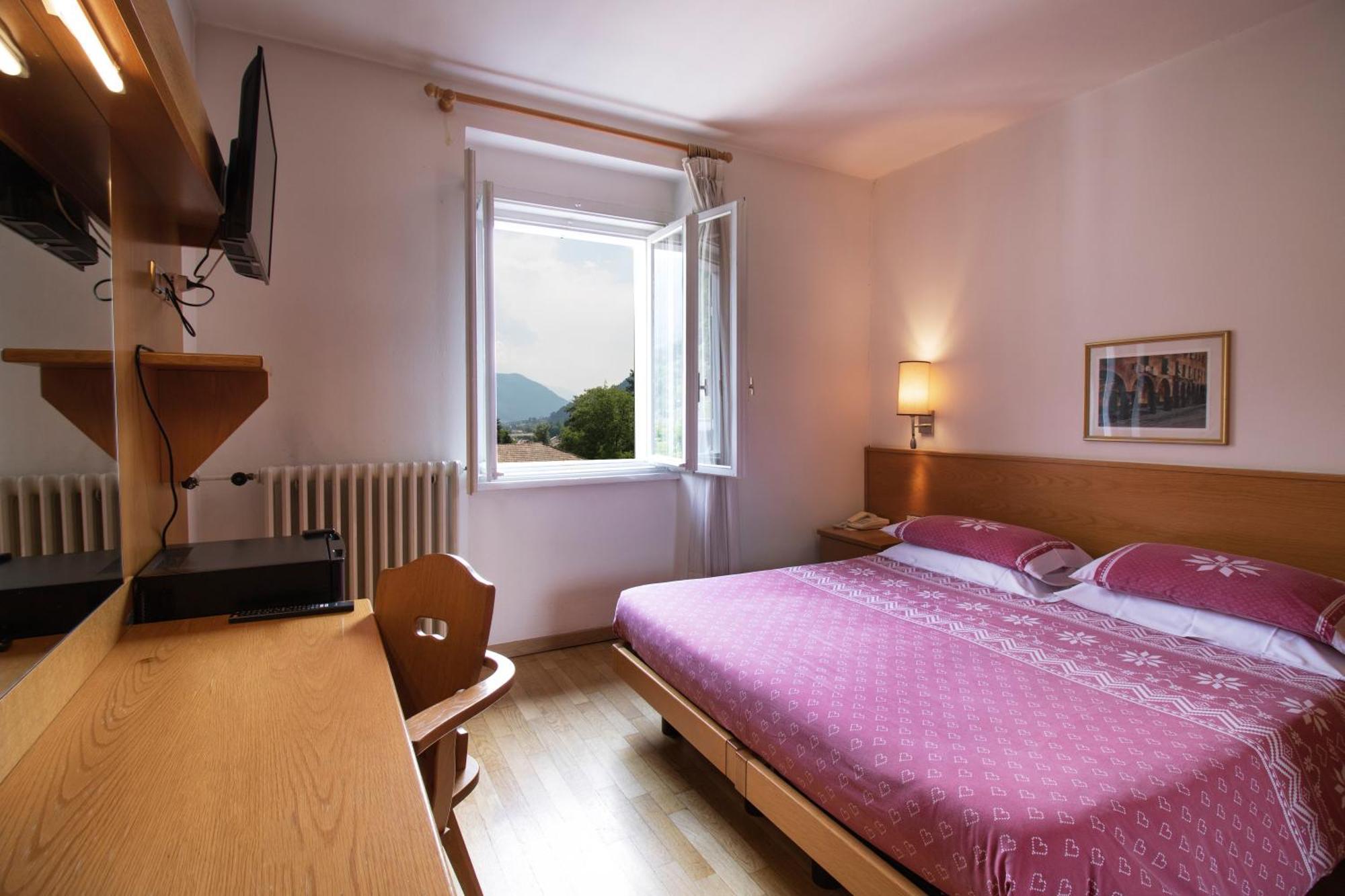 Hotel Pinzolo-dolomiti 3*